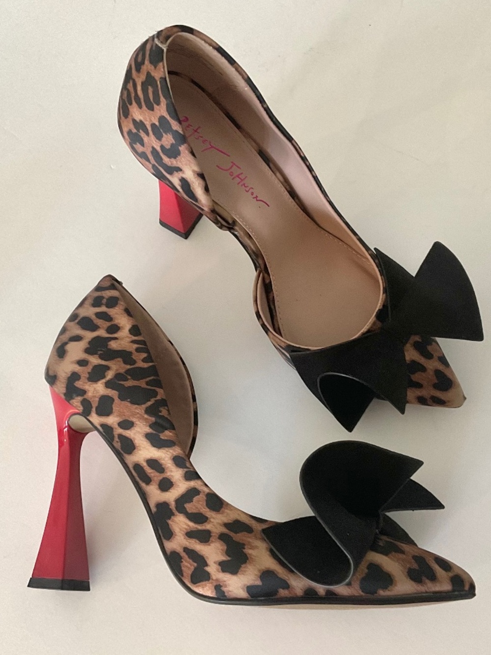 BETSEY JOHNSON Nobble Pump in Leopard Print Bow Accent Size 7.5